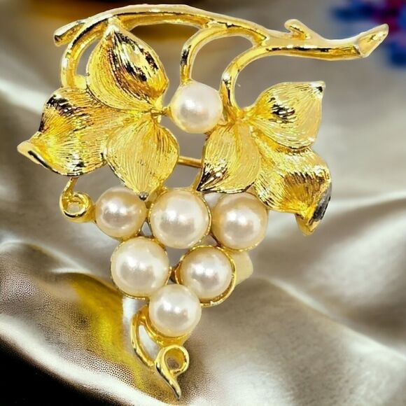 Lisner Leaf Grape Brooch Clustered Imitation White Pearls Gold Tone Finish Vtg - Picture 3 of 10